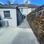 Modern 3 Bed Townhouse Newly Refurbished Free Parking 10 Mins Walk To Town Centre , Hospital And College. Wi-Fi , Satellite Tv, Ideal Rental For Couples, Families, Professionals. Non Smoking Premises