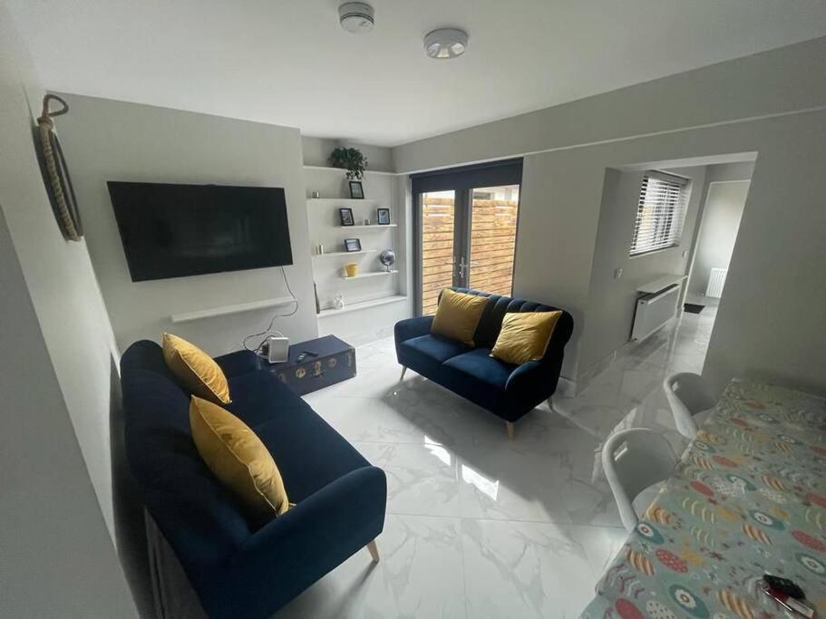 Modern 3 Bed Townhouse Newly Refurbished Free Parking 10 Mins Walk To Town Centre , Hospital And College. Wi-fi , Satellite Tv, Ideal For Couples, Families, Professionals. Non Smoking Premises Holiday home Wexford