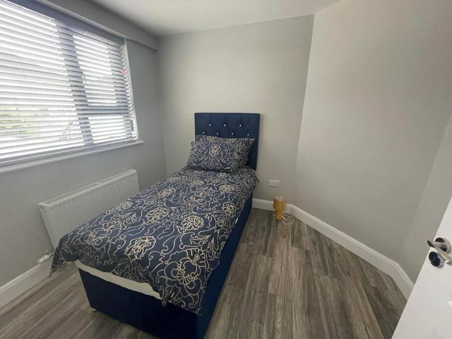 Holiday home Modern 3 Bed Townhouse Newly Refurbished Free Parking 10 Mins Walk To Town Centre , Hospital And College. Wi-fi , Satellite Tv, Ideal For Couples, Families, Professionals. Non Smoking Premises *