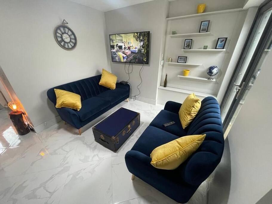 Modern 3 Bed Townhouse Newly Refurbished Free Parking 10 Mins Walk To Town Centre , Hospital And College. Wi-fi , Satellite Tv, Ideal For Couples, Families, Professionals. Non Smoking Premises *