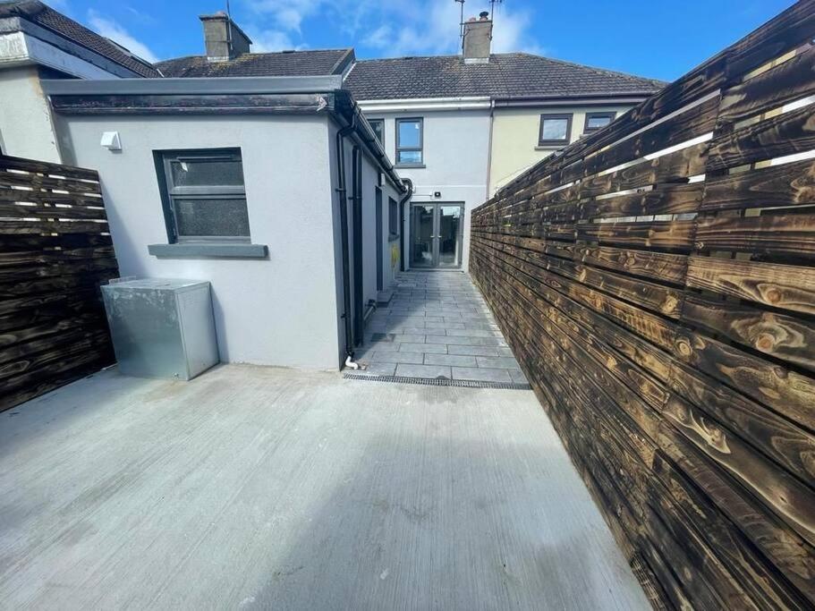 Holiday home Modern 3 Bed Townhouse Newly Refurbished Free Parking 10 Mins Walk To Town Centre , Hospital And College. Wi-fi , Satellite Tv, Ideal For Couples, Families, Professionals. Non Smoking Premises