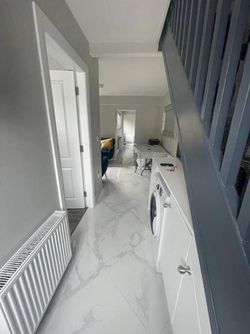 Modern 3 Bed Townhouse Newly Refurbished Free Parking 10 Mins Walk To Town Centre , Hospital And College. Wi-fi , Satellite Tv, Ideal For Couples, Families, Professionals. Non Smoking Premises * Wexford