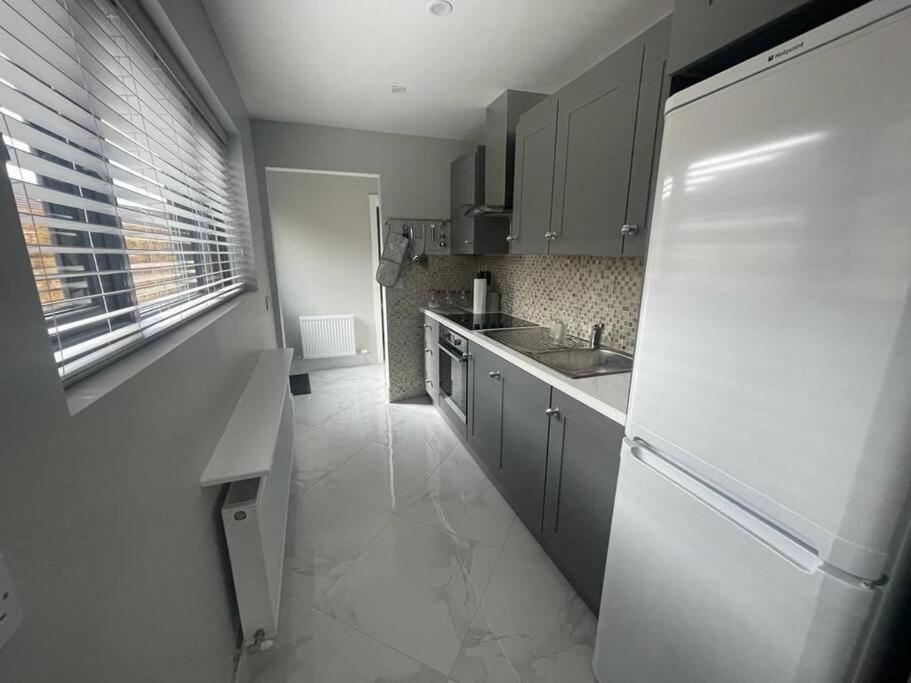 Holiday home Modern 3 Bed Townhouse Newly Refurbished Free Parking 10 Mins Walk To Town Centre , Hospital And College. Wi-fi , Satellite Tv, Ideal For Couples, Families, Professionals. Non Smoking Premises *