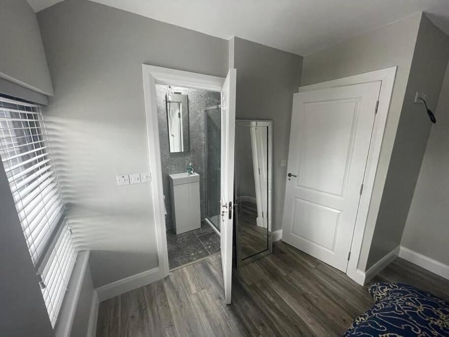 Holiday home Modern 3 Bed Townhouse Newly Refurbished Free Parking 10 Mins Walk To Town Centre , Hospital And College. Wi-fi , Satellite Tv, Ideal For Couples, Families, Professionals. Non Smoking Premises Wexford
