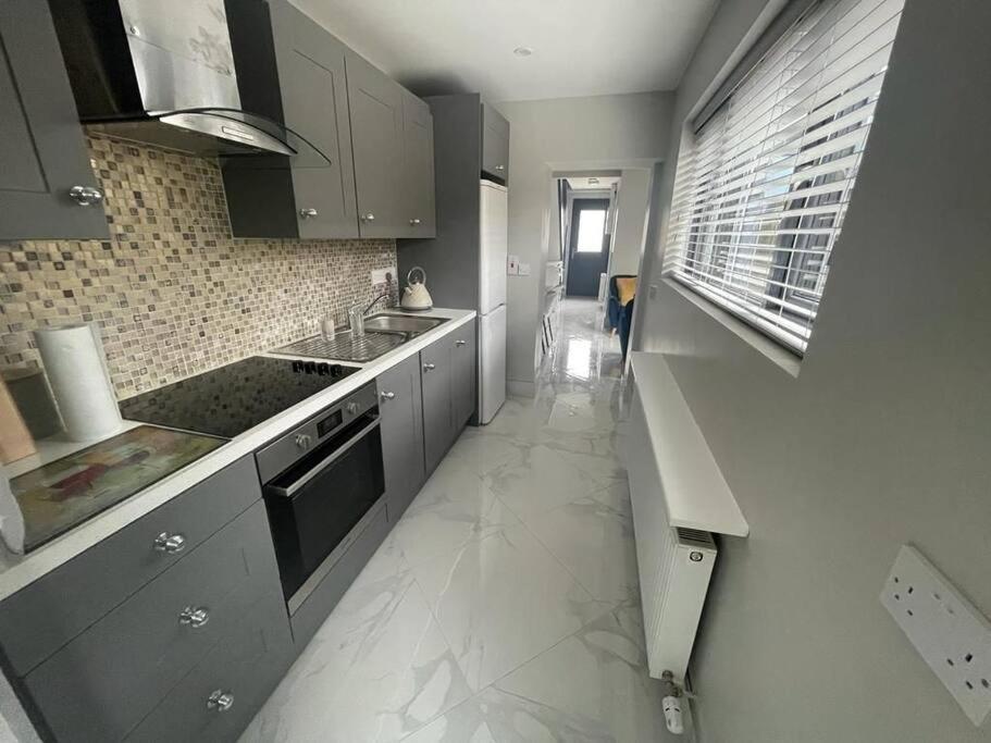 Modern 3 Bed Townhouse Newly Refurbished Free Parking 10 Mins Walk To Town Centre , Hospital And College. Wi-fi , Satellite Tv, Ideal For Couples, Families, Professionals. Non Smoking Premises Holiday home