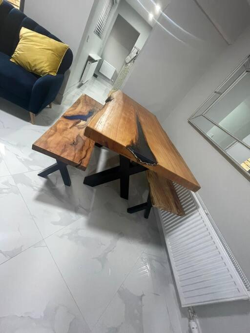 Modern 3 Bed Townhouse Newly Refurbished Free Parking 10 Mins Walk To Town Centre , Hospital And College. Wi-fi , Satellite Tv, Ideal For Couples, Families, Professionals. Non Smoking Premises Wexford
