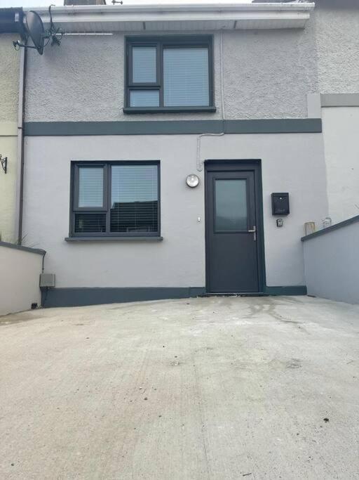 Holiday home Modern 3 Bed Townhouse Newly Refurbished Free Parking 10 Mins Walk To Town Centre , Hospital And College. Wi-fi , Satellite Tv, Ideal For Couples, Families, Professionals. Non Smoking Premises Wexford