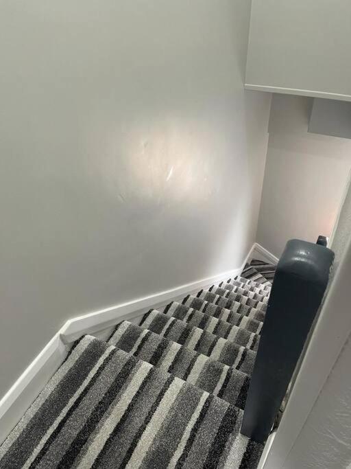 Holiday home Modern 3 Bed Townhouse Newly Refurbished Free Parking 10 Mins Walk To Town Centre , Hospital And College. Wi-fi , Satellite Tv, Ideal For Couples, Families, Professionals. Non Smoking Premises