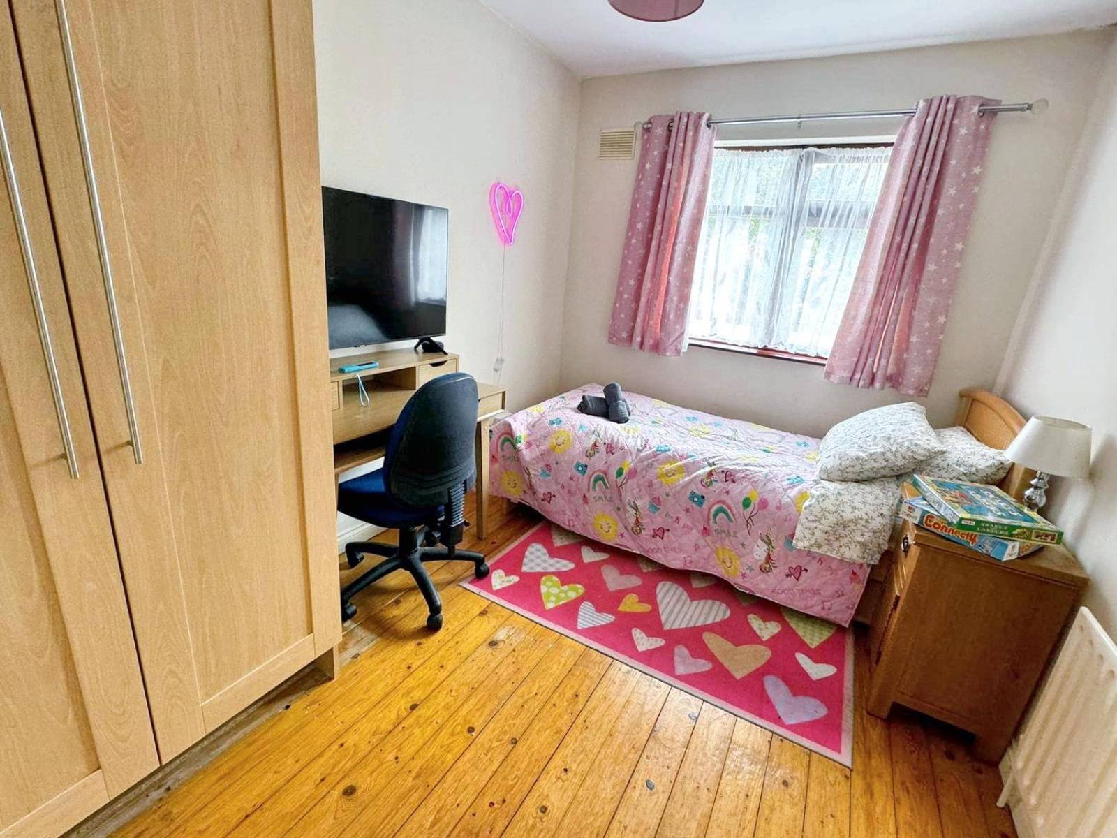 Spacious Family Friendly 4br Near Town Holiday home *