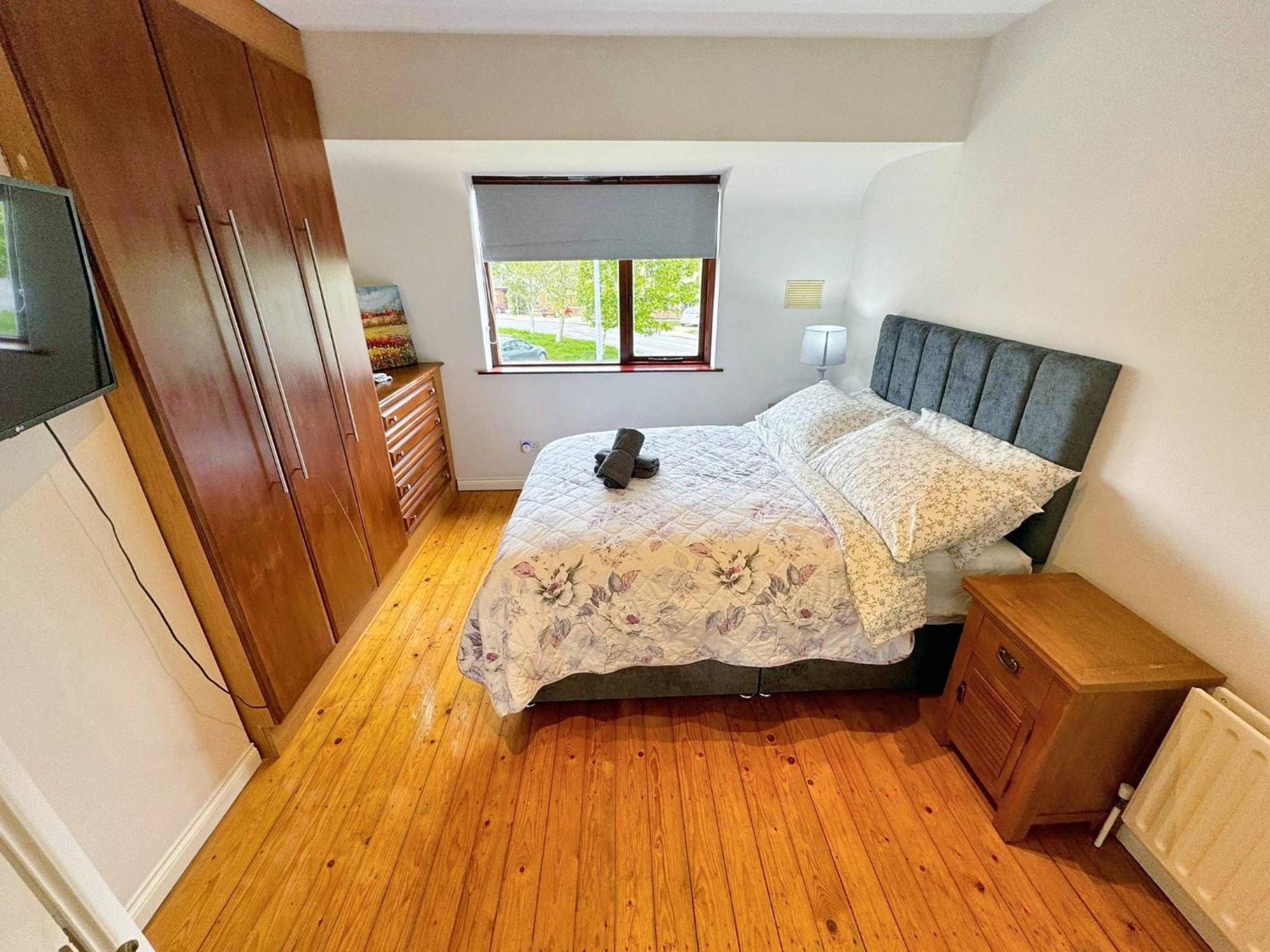 Spacious Family Friendly 4br Near Town