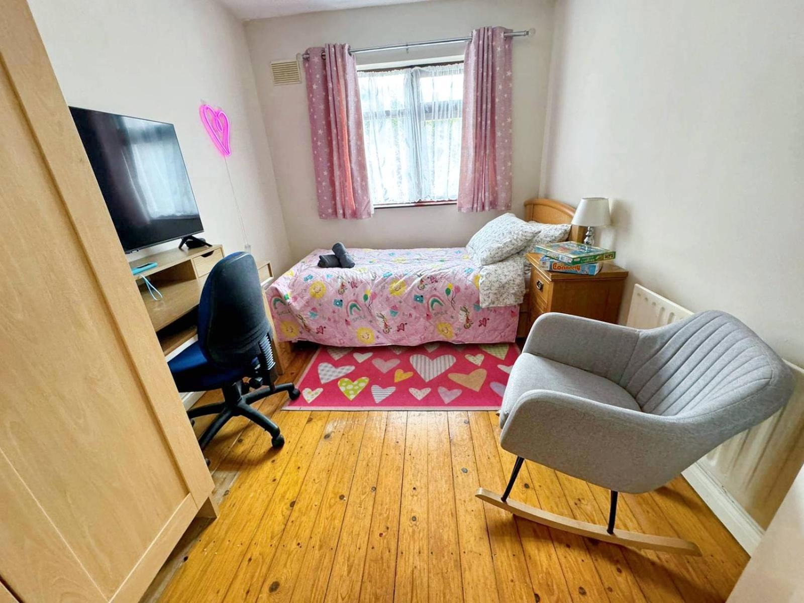 Spacious Family Friendly 4br Near Town Holiday home *