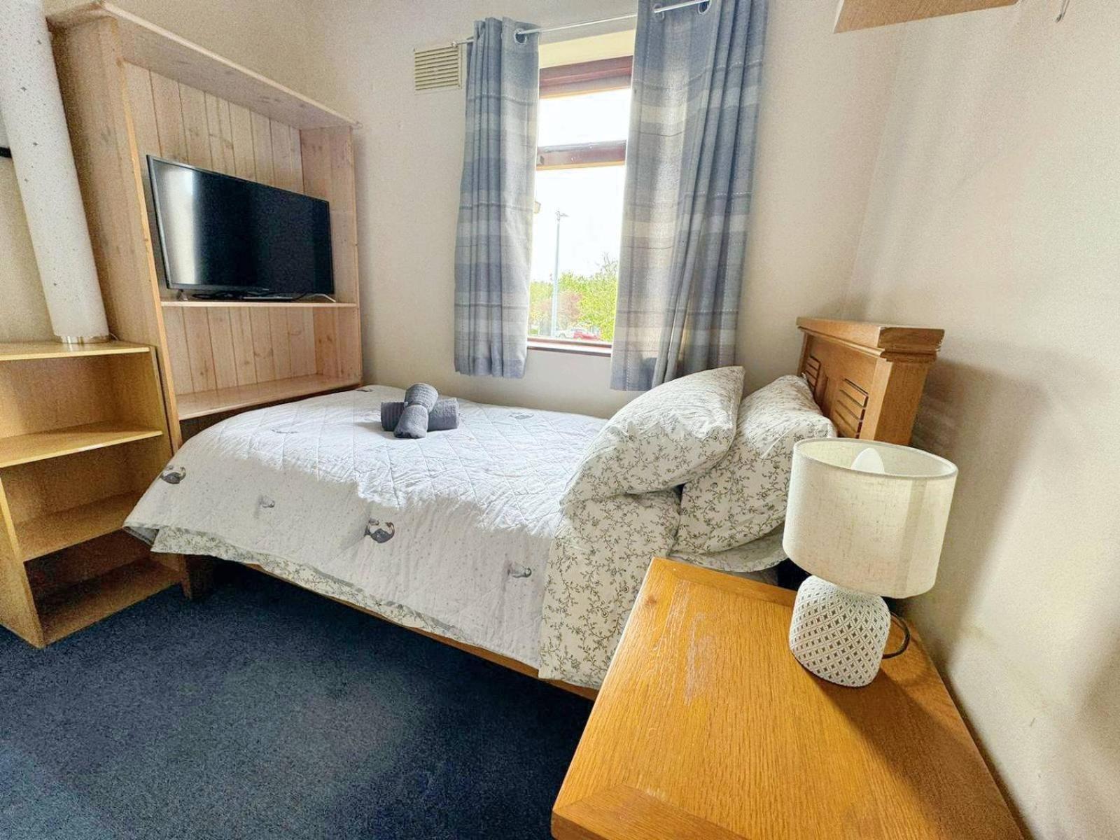 Spacious Family Friendly 4br Near Town *